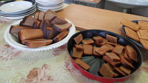 Bröd och skorpor med vitlök serveras varje dag. Bröd och skorpor med vitlök serveras varje dag.