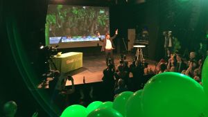 De gröna tog en valseger i kommunalvalet 2017 under Ville Niinistös ledning. Nu hoppas partiet på en likanden framgång i riksdagsvalet, trots att Niinistö inte ställer upp. De grönas partiledare Ville Niinistö på scen på partiets valvaka i Helsingfors efter kommunalvalet 2017. Niinistö ler med hela ansiktet och lyfter bägge armarna i en segergest.