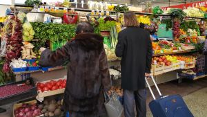 Vissa handlar i saluhallen för att slippa onödiga förpackningar. Vissa handlar i saluhallen för att slippa onödiga förpackningar