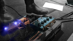 Turn it up to 11! Fot som trycker på effektpedaler för elgitarr på pastis konsert 2019.