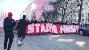 Supportermarschen innan löpte utan större problem. HIFK anhängare marscherar till match.