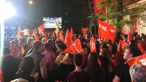 Anhängare till Spanska socialistiska arbetarpartiet firar utanför partikontoret i Madrid. Anhängare till Spanska socialistiska arbetarpartiet firar utanför partikontoret i Madrid.