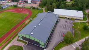 Den nya allaktivitetshallen ligger alldeles intill kommunens gamla bollhall. Helikopterbild av Sjundeå bollhall