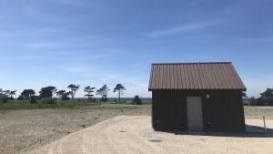 Från pumphuset vid stranden pumpas vattnet vidare till vattenverket några hundra meter från havet. Liten byggnad med pumpstation intill stranden.