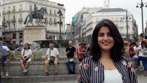 Loujain al-Hathouli fick nyligen ett erbjudande om att hon skulle friges om hon bara förnekade att hon har torterats. Hon vägrade att gå med på förslaget En kvinna ser rakt in i kameran ochler. Bakom henne syns en springbrunn och människor.