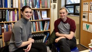 Nöjda studenter. Elizabeth Reid och T. Williams berömmer gemenskapen och kursutbudet i Finnish Studies-programmet i Toronto. Studenter på Finnish Studies-enheten vid Torontos universitet.