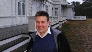 Eriks mamma Margit skickade också ett vykort på pensionat Bellevue till släktingar i Helsingfors. Svenska Erik Jahn letar efter sin biologiska pappa i Finland.