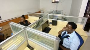 Lifeline/Childline Zambia tar i snitt emot omkring tusen samtal per dag. Två personer sitter i varsitt bås och talar i telefon. Lifeline/Childline Zambia tar i snitt emot omkring tusen samtal per dag.