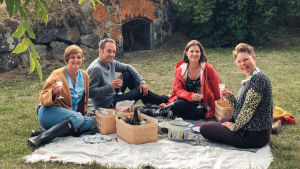 Alexis Stenfors, Eva Frantz och Maria Norman diskuterar brott och straff med Maria Sundblom Lindberg i andra avsnittet av Maria och sommarpratarna. Maria Sundblom Lindberg, Alexis Enforcersd höjda skålar., Eva Frantz och Maria Norman på picnick