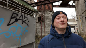 Mart Kalvet jobbar i Tallinn för att hjälpa missbrukare via frivilligorganisationer som LUNEST, en estnisk förening för människor som är droganvändare. Han vill att missbrukare ska få hjälp, inte straff. Mart Kalvet