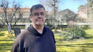 Stephan Horn är arkitekt och medlem i miljönämnden. Han är förbryllad över att Hotell Regatta ansöker om undantagstillstånd för ett nytt hotell på Fabriksudden medan detaljplanen för området är anhängig. En bild på en man i glasögon, han står i en trädgård
