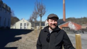 Just nu är en bra tid att fixa till omgivningarna i bruket, säger Olli Muurainen. Olli Muurainen i Billnäs