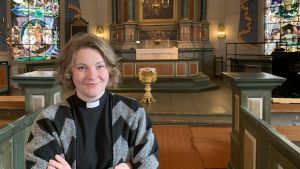 Mia Anderssén-Löf hoppas kyrkan ska kännas tillgängligare för alla besökare efter renoveringen. Kvinna i kyrka.