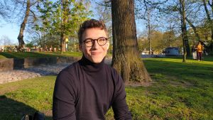 Eddie Björklöf hade räknat med att sommarjobba i sommar men nu siktar han istället på att bli klar med sina studier. Eddie Björklöf sitter i en park i solen.