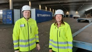 Göran Eriksson är försäljnings- och marknadsföringschef på Hangö Stevedoring. Han tycker projektet med företagets nya visuella identitet, som Marika Pulliainen hållit i, blivit lyckat. Hamnarbetare i godsterminal