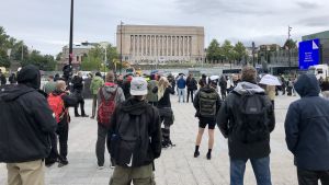 Nyligen ordnade intresseorganisationen för evenemangsbranschen, Tapahtumateollisuus ry en demonstration utanför Riksdagshuset. Människor som demonstrerar utanför riksdagshuset.