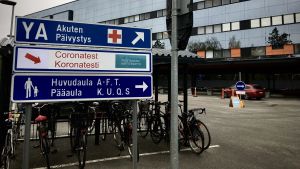 Totalt har man tagit nästan 14 000 coronatester i Vasa sjukvårdsdistrikt. Cyklar i en cykelställning utanför ett sjukhus.