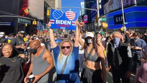 New York-bor samlades vid Times Square för att fira presidentbeskedet. Väljare som firar Joe Bidens seger på Times Square