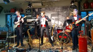 Where the action is. Guns Rosor på scen, i kostymer. Livesituation utan publik.