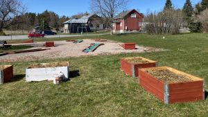 Kursdeltagarna kartlägger bland annat vad som redan finns på Houtskär. Minigolfbana och blomlådor i Näsby på Houtskär.