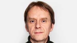 Anders Mård är Svenska Yles medarbetare i Ryssland. Närdbild på man klädd i svart tröja. Journalisten Anders Mård.
