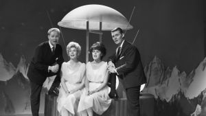 Tuntemattomalla planeetalla Karusellin astronauttijaksossa Eino Virtanen, Brita Koivunen, Pirkko Mannola ja Esa Laukka. Eino Virtanen, Brita Koivunen, Pirkko Mannola ja Esa Laukka laulavat satelliittia muistuttavan laitteen äärellä Karuselli-ohjelmassa 1964.