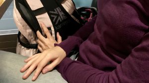 Läraren Anna är medveten om sitt eget ansvar när det gäller att undvika övertidsarbete, men känner att hon inte kan påverka sin situation. Bild på över kroppen på intervjuade läraren Anna.