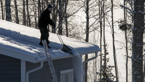Fastighetsägaren bär ansvaret för att snön skottas ner från taket. Men gå inte upp själv. man som skottar snö på ett hustak