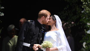 Prins Harry kysser sin nyblivna fru Meghan Markle