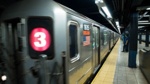 Jonkun New Yorkin metroaseman laiturilla. Juna on juuri saapunut tai lähdössä.