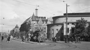 Katunäkymä Helsingin Mannerheimintieltä vuonna 1946. Etualalla Ruotsalainen teatteri (Svenska teatern) ja taustalla Argo-talo, nykyään Stockmannin tavaratalo. Katunäkymä Helsingin Mannerheimintieltä. Etualalla Ruotsalainen teatteri (Svenska teatern) ja taustalla Argo-talo, nykyään Stockmannin tavaratalo. Talossa sijaitsi Wulffin paperikauppa, joka kuvassa jää raitiovaunun taakse. 1946.