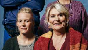 Kaisa (Laura Birn) ja Anneli (Pirkko Hämäläinen) poseeraavat elokuvan Kill Anneli mainoskuvassa.