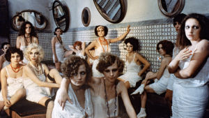 Roomalaisen bordellin työntekijöitä Lina Wertmüllerin elokuvassa Rakkautta ja anarkiaa (1973).
