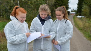 Ella Turpiainen, Vilja Salo och Riikka Paloluoma. Ella Turpiainen, Vilja Salo och Riikka Paloluoma bekantade sig med Bjarne Maras bondgård.