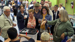 Glada katalaner lägger sina röster i valurnan i en av vallokalerna i Barcelona. Glada katalaner lägger sina röster i valurnan i en av vallokalerna i Barcelona