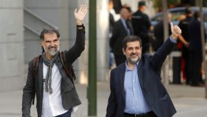 Jordi Cuixart (till vänster) som leder organisationen Omnium och ledaren för ANC, Jordi Sanchez, vinkade utanför Spaniens högsta brottmålsdomstol i Madrid innan de häktades. Jordi Cuixart (till vänster) som leder organisationen Omnium och ledaren för ANC, Jordi Sanchez, vinkade utanför Spaniens högsta brottmålsdomstol i Madrid innan de häktades.