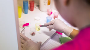 En viktig del av utbildningen inom vården är att lära sig räkna mediciner. Hyrian sairaanhoito-opiskelija annostelee lääkkeitä.