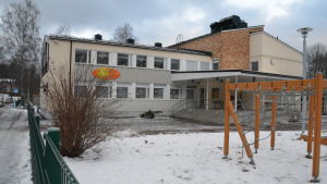 De barn som väljer Katarinaskolan i Karis går i förskola i daghemmet Labyrinten. En vit byggnad i Karis som är daghemmet Labyrinten.