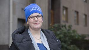 Marika Sorja tror inte på absolut partidisciplin. Marika Sorjalla on päässä pipo, jossa lukee: "Make Finland great again"