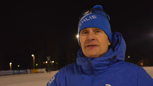 Ben Lindström är tränare för de unga i IF Sibbo Vargarna. Ben Lindström i bild med blå jacka
