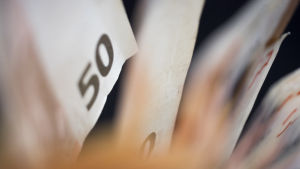 När tjuven aldrig satt sin fot i Finland, datorerna finns utomlands och pengarna försvunnit till en utländsk bank är brottet ofta svårt och arbetsdrygt för polisen att lösa. Viidenkymmenen euron seteleitä