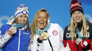 Enni Rukajärvi vann OS-brons. Enni Rukajärvi, Jamie Anderson och Laurie Blouin med sina OS-medaljer i slopestyle.