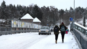 Så här ser det ut på järnvägsbron i Karis i dag. Efter nybygget har bron två filer och ingen viktbegränsning. Bilar och fotgängare går på järnvägsbron i Karis en vintrig dag.
