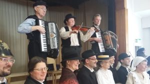 På byafesten dansar brandmästaren, storbonden, skolfröken, prosten och hela byn. Folkdansinstruktör Annette Westerholm tredje från vänster. Västra Nylands folkdansare övar inför uppvisningen av Nyländsk purpuri