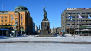 Det nya Vasa skulle med 87 000 invånare ha bredare axlar än med nuvarande 67 000, hävdar fusionsförespråkare. Frihetsstatyn på torget i Vasa.