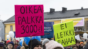 Dagvårdspersonal protesterar för att få högre lön. Lastentarhanopettajien palkkoihin liittyvä mielenosoitus Helsingin Narinkkatorilla.
