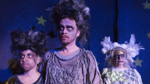 Vilma Putro, Jussi Lehtonen och Leea Klemola som trollen Roketrolli, Kontrolli och Alvis. Foto från Aurinkoteatteris och Nationalteaterns samproduktion Atlantis.