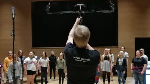 Äänittäjä Matti Heinonen asentaa mikrofoneja sopivalle etäisyydelle Kaarina-talossa 18.5.2018 Äänittäjä Matti Heinonen asentaa mikrofoneja kuoron edessä.