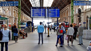 Att åka tåg istället för att flyga är ett sätt att minska sitt klimatavtryck. Tågstation i Budapest.