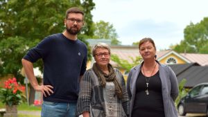 Johan Kvarnström (SDP), Eivor Österlund-Holmqvist, chef för social service i Raseborg och överskötare Annika Rehn. En lång man med mörkt skägg och glasögon och två kvinnor, en med ljust kort hår och glasögon och en med mörkt långt hår utomhus en mulen sommardag. I bakgrunden träd, en träbyggnad och en bil.